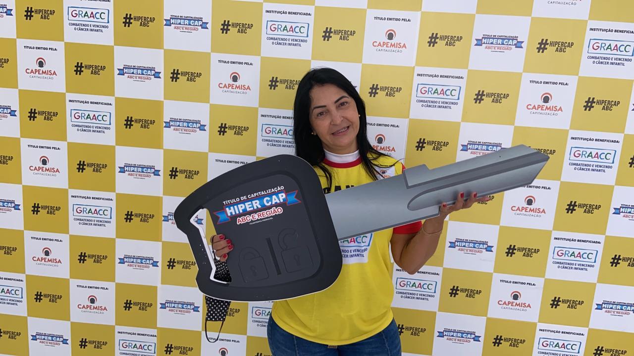 Moradora de São Paulo ganha uma Tracker zero quilômetro no Hiper Cap.